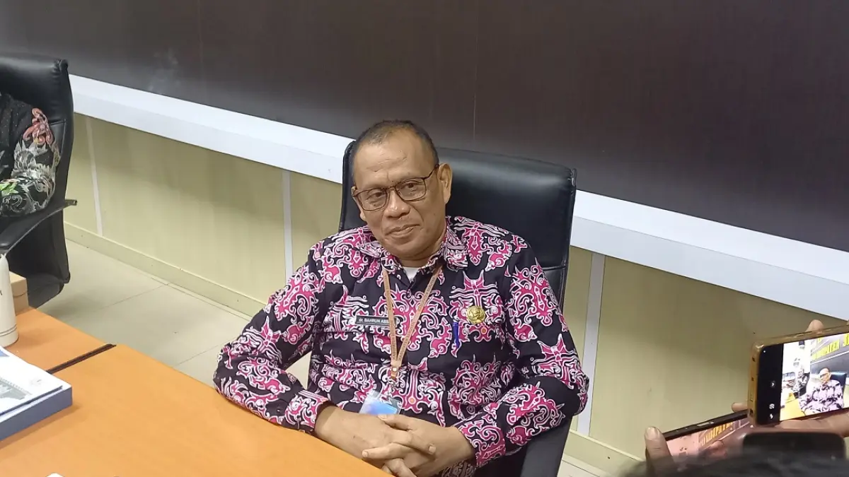 Plh Sekda Seruyan Bahrun Abbas saat diwawancarai terkait penyaluran masker bagi masyarakat terdampak kabut asap, Kamis (10/9). &nbsp;(Rifani/Radar Sampit)