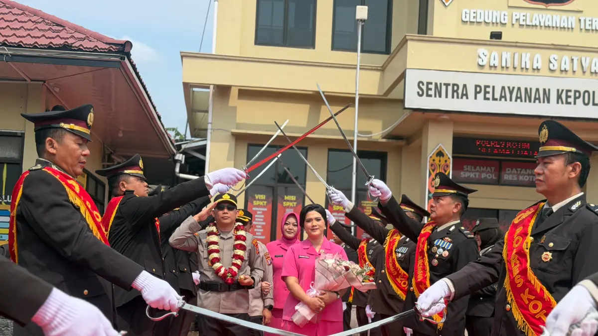 Prosesi pedang pora sambut AKBP I Kadek Dwi Yoga Sidhimantra di Mapolres Kotim, Jumat (11/9) siang. (FAHRY/RADAR SAMPIT)