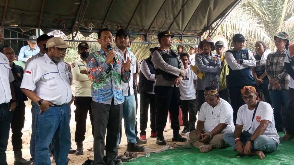 Ratusan warga yang tergabung dalam Koperasi Maju Bersama bersama Pemerintah Desa (Pemdes) Batu Kotam menggelar demo, Kamis (10/9). (istimewa)