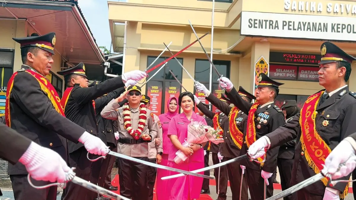 SERTIJAB : Prosesi pedang pora menyambut AKBP I Kadek Dwi Yoga Sidhimantra di Mapolres Kotim, Jumat (11/9/2026) siang. FOTO: FAHRY/RADAR SAMPIT
