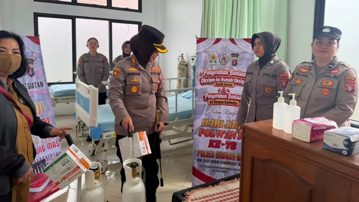 Suasana penyerahan bantuan tabung oksigen dari Polwan Polres Gumas kepada pihak RSUD Kuala Kurun, Kamis (10/9). (Humas Polres Gumas)