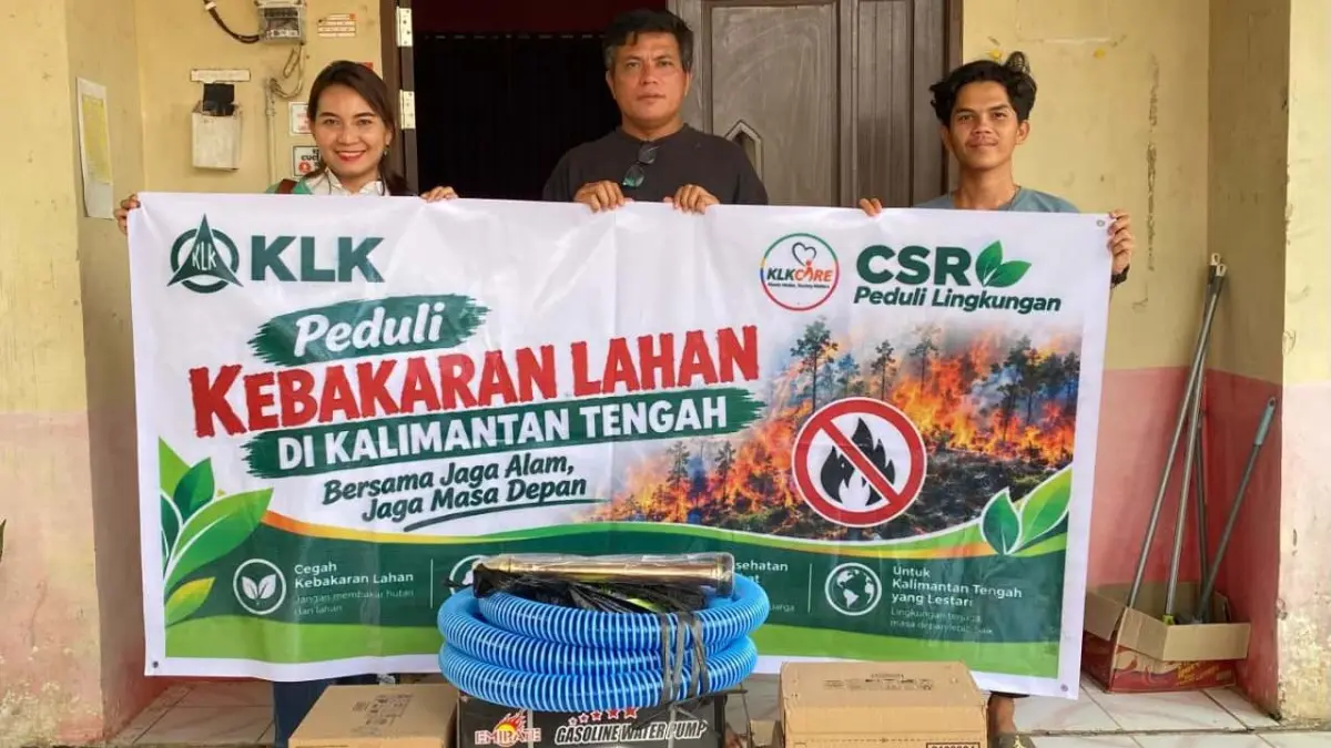 Tim dari KLK Group saat menyerahkan bantuan logistik untuk penanganan karhutla untuk Desa Palangan, Desa Penyang, Kelurahan Baamang Hulu, Desa Ramban dan Desa Bagendang Permai.(ist)
