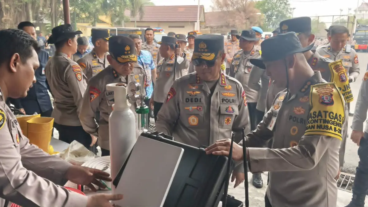 Wakapolri Komjen Pol Dedi Prasetyo saat melihat peralatan dan kesiapan penanganan Karhutla di Polda Kalteng, Jumat (11/9).(dodi/radarsampit)