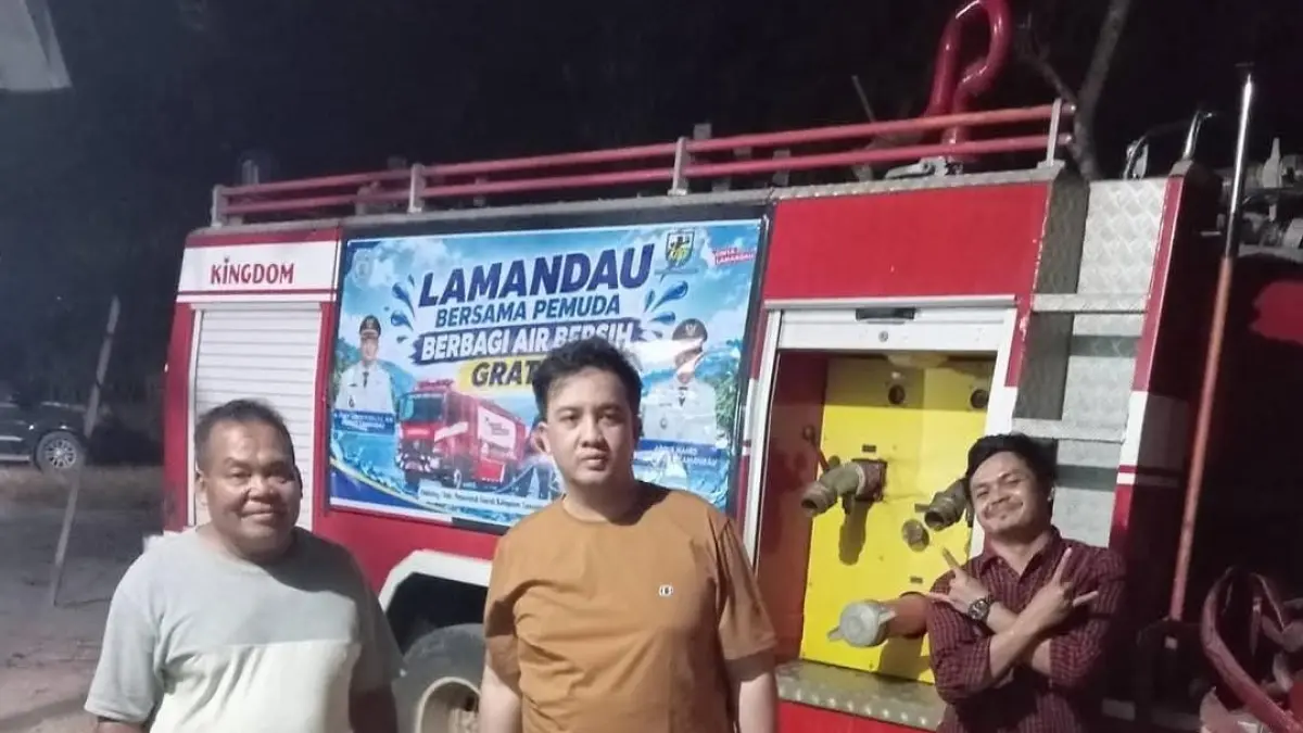 Bupati Lamandau Rizky Aditya Putra bersama relawan menyalurkan bantuan air bersih kepada warga yang terdampak kekeringan hingga Kamis (10/9) malam. &nbsp;&nbsp;(Ria/Radar Sampit)