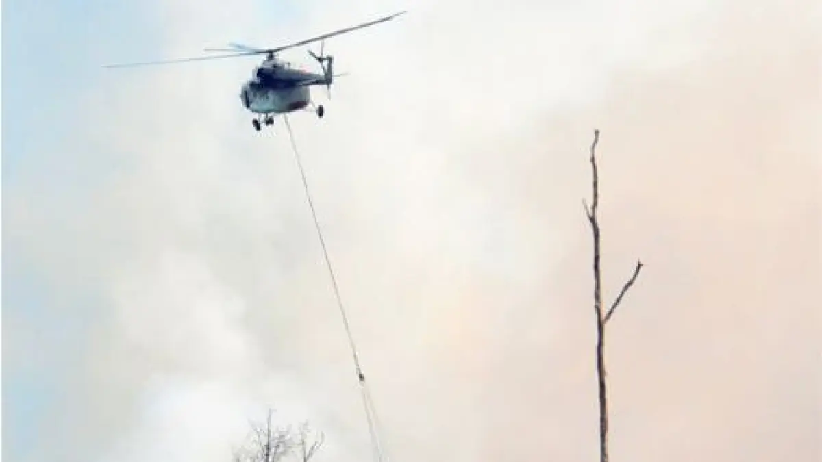 Helikopter WB saat melakukan pemadaman karhutla di Jalan Kotawaringin Lama, Kabupaten Kotawaringin Barat, Sabtu (12/9). (WARGA/RADAR SAMPIT)
