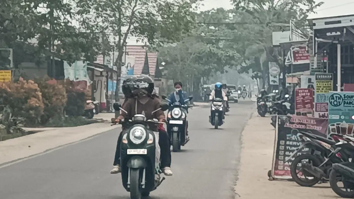 Kabut asap akibat kebakaran huran dan lahan maaih menyelimuti jalan di Sampit, Kabupaten Kotawaringin Timur, Sabtu (12/9/2026).(Usay Nor Rahmad/Radar Sampit)