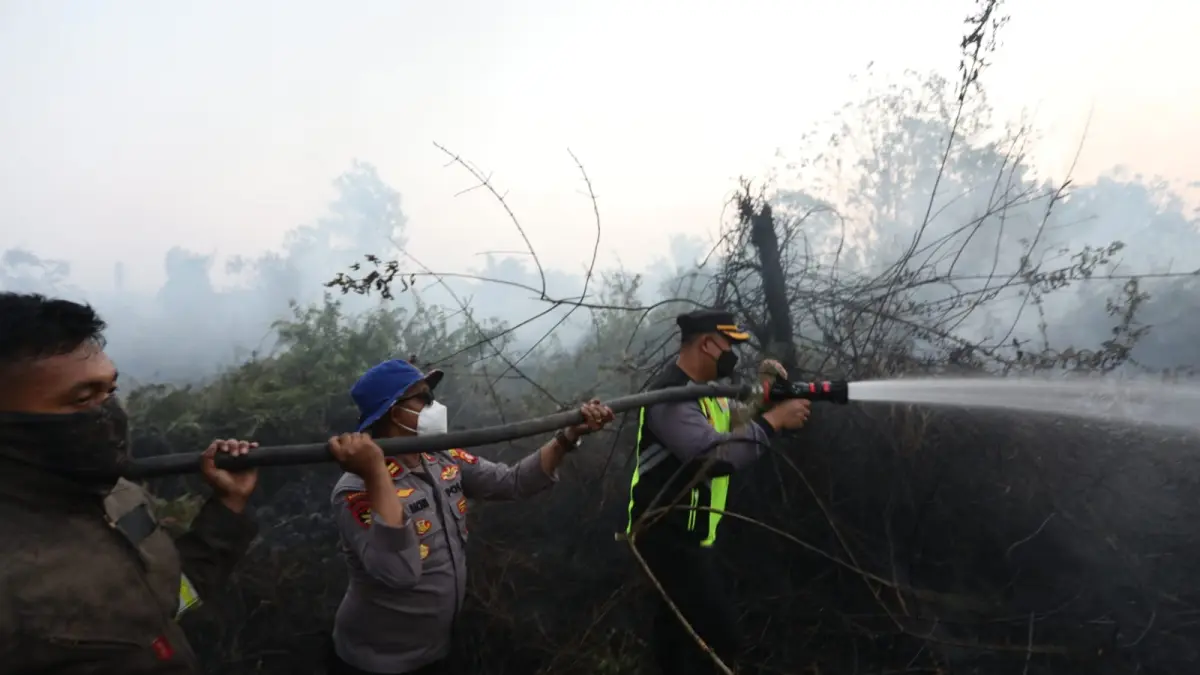 Kapolres Kobar AKBP Joko Handono saat ikut turun memadamkan karhutla. (Humas/Radar Sampit)