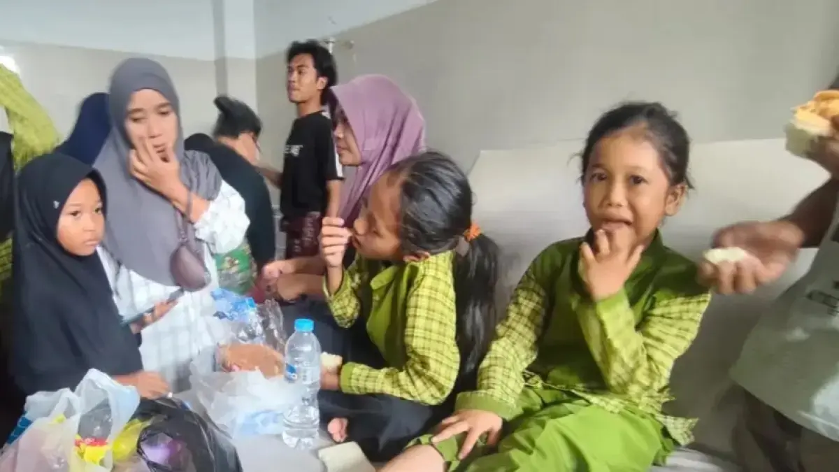 Sebagian murid SDN Beber mendapat perawatan dari petugas kesehatan Puskesmas Pringgarata, Jumat (11/9). (Dewi/Lombok Post)