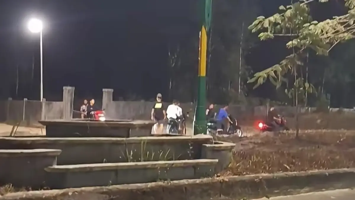Sejumlah kendaraan saat berdiap adu cepat di Jalan Samari, Kelurahan Madurejo, Kecamatan Arsel, Kabupaten Kotawaringin Barat, belum lama ini.(Warga/Radar Sampit)