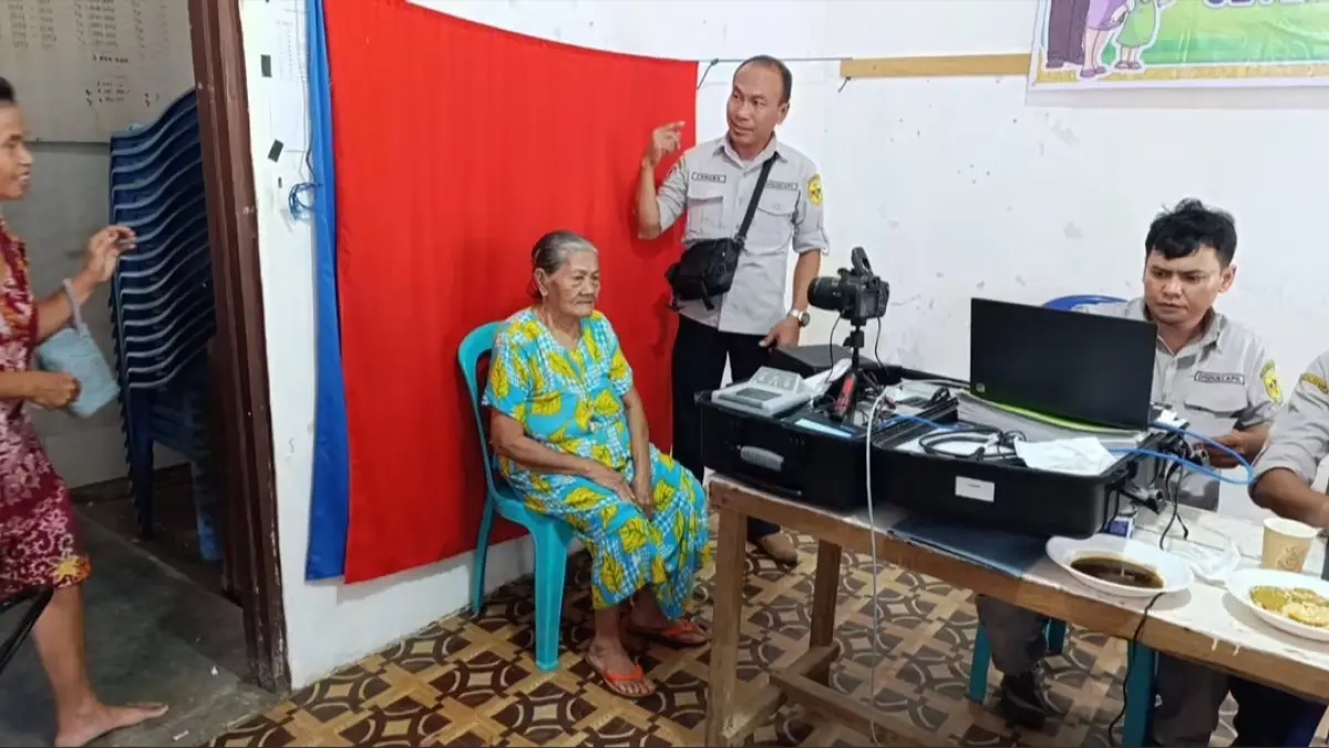 Suasana pelayanan adminduk oleh petugas disdukcapil dengan melakukan jemput bola, belum lama ini. (Disdukcapil Gunung Mas For Radar Sampit)