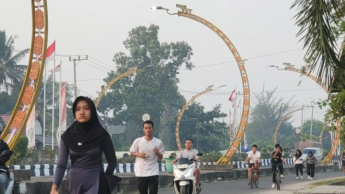 Aktivitas warga saat berolahraga di Kawasan Terowongan Nur Mentaya Sampit, Kabupaten Kotim.  (Akbar/Radar Sampit)