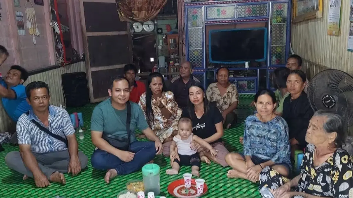 Anggota DPRD Kabupaten Gumas Evandi (dua dari kiri) ketika bersama warga desa dalam suatu kegiatan, belum lama ini.(istimewa/evandi)