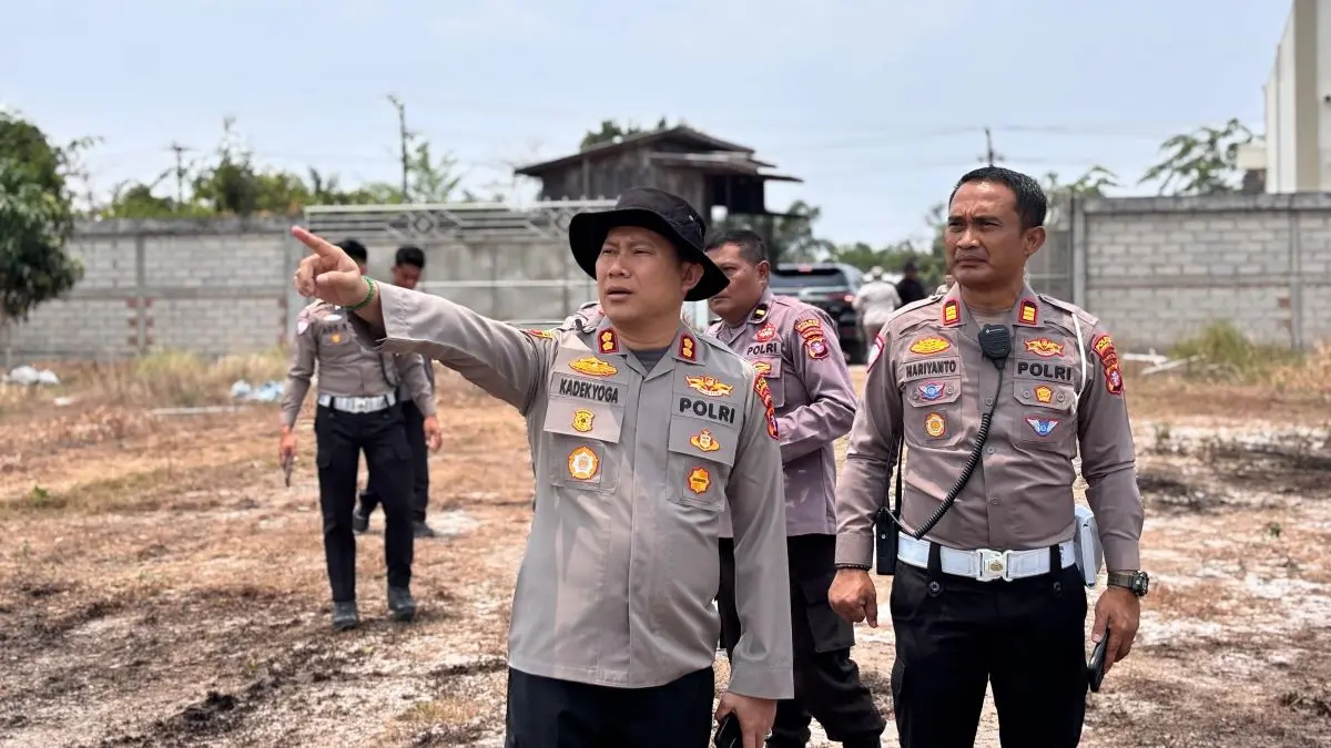 CEK LOKASI: Kapolres Kotim AKBP I Kadek Dwi Yoga Sidhimantra saat mengecek lokasi kebakaran lahan, belum lama tadi. FOTO: IST/RADAR SAMPIT