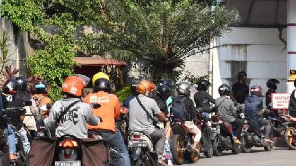 ilusrasi kondisi antrean kendaraan roda dua di SPBU (net)
