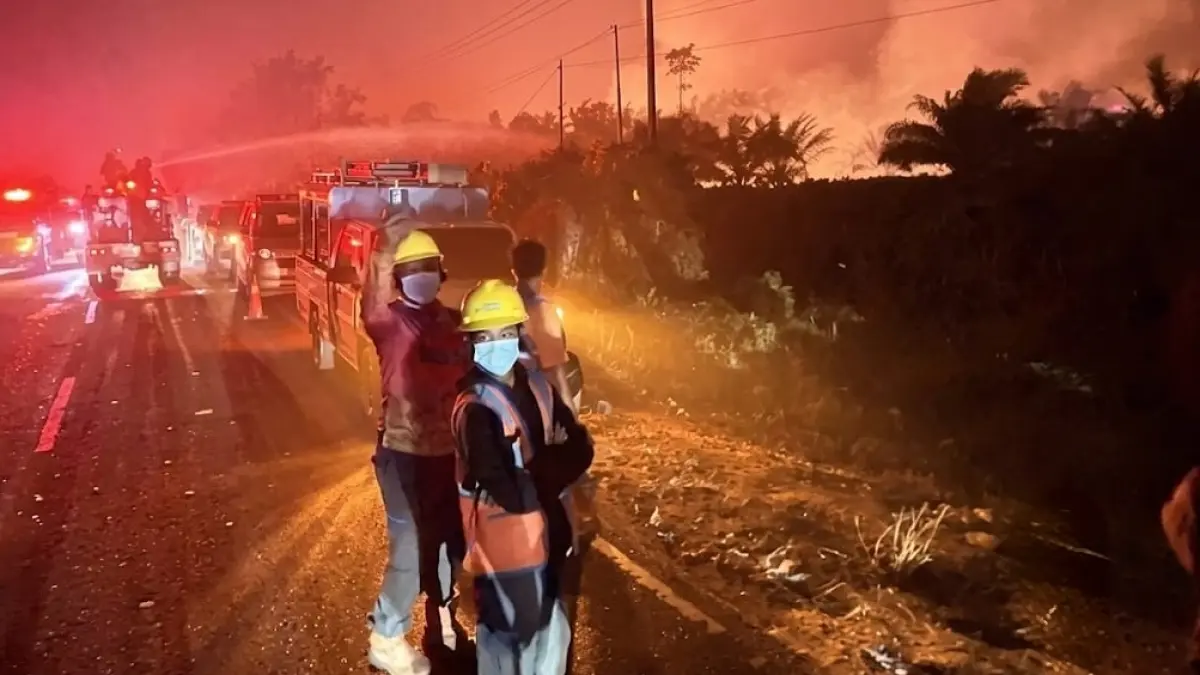 Kobaran api memerah di kilometer 21, Jalan Kotawaringin Lama, Kabupaten Kotawaringin Barat, belum lama ini.