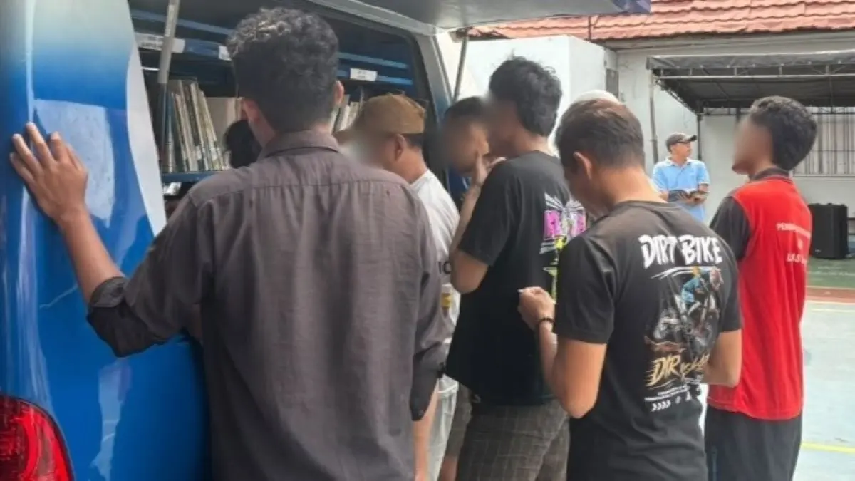 LITERASI: Warga Binaan Pemasyarakatan (WBP) Lapas Sampit manfaatkan perpustakaan keliling untuk membaca dan memilih buku favorit. FOTO: LAPAS SAMPIT/RADAR SAMPIT
