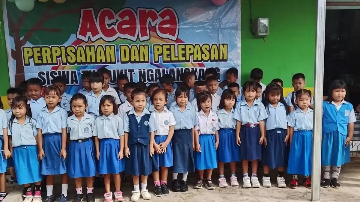 Para murid TK Bukit Ngalangkang Tewah ketika mengikuti acara perpisahan sekolah, belum lama ini.