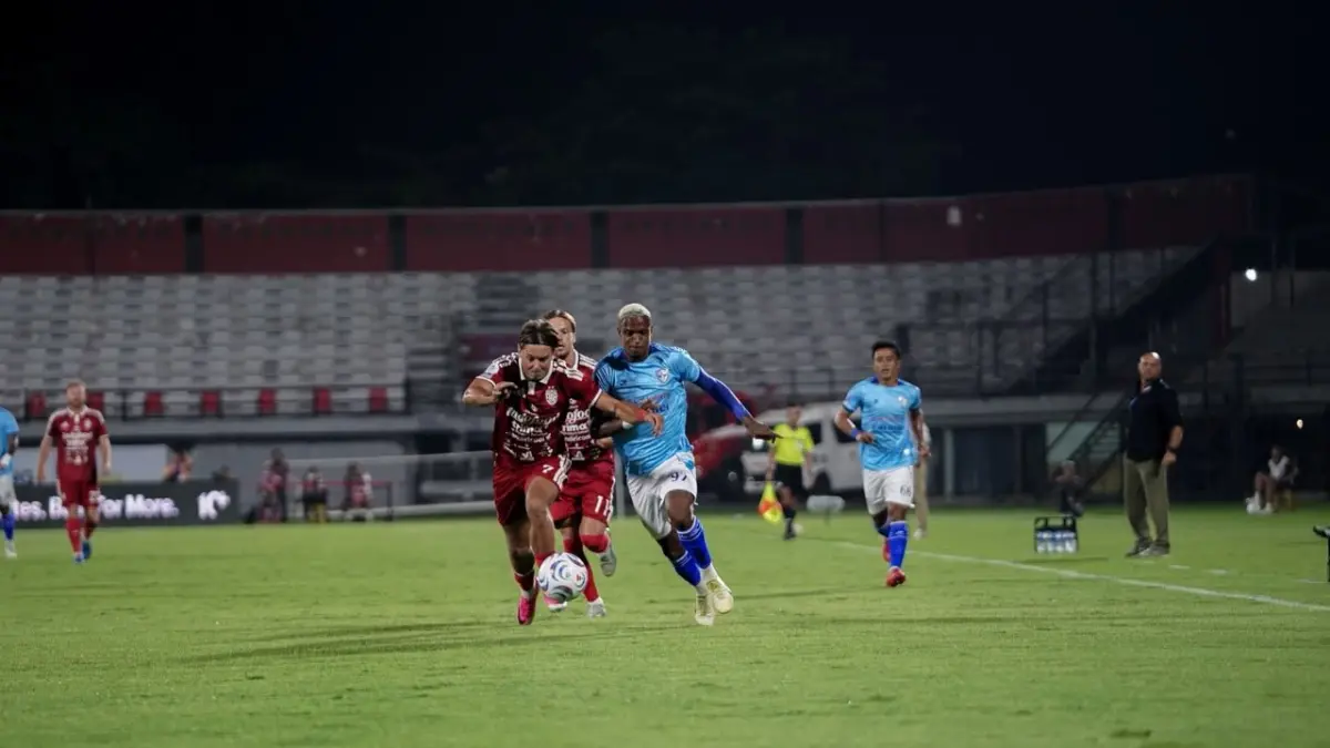 Pemain Isenmulang Kalteng FC saat mengiring bola dalam laga di Stadion Kapten I Wayan Dipta, Gianyar, Sabtu (12/9/2026). (ist)