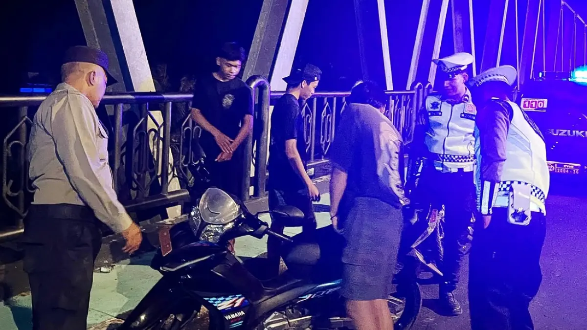 Polres Seruyan menggelar patroli di kawasan Jembatan Ir. Soekarno, Desa Pematang Panjang, Kecamatan Seruyan Hilir Timur, Minggu (13/9) pukul 01.15 WIB.&nbsp;(Rifani/Radar Sampit)