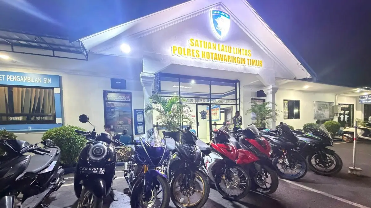 RAZIA : Sebanyak 20 sepeda motor terjaring razia Satlantas Polres Kotim, Sabtu (12/9/2026) malam. FOTO: IST/RADAR SAMPIT