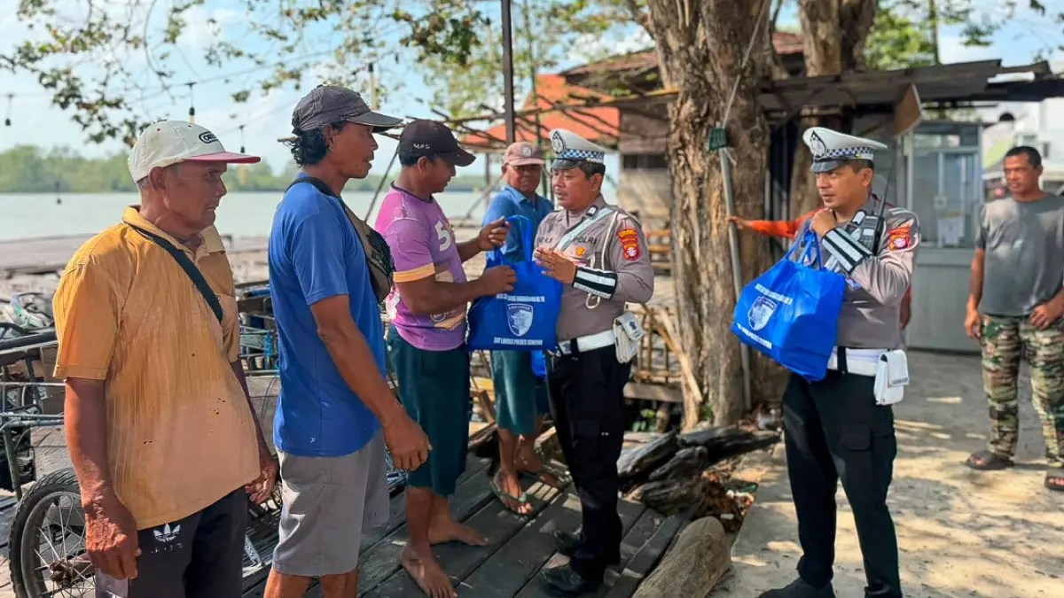 Satlantas Polres Seruyan menyerahkan bansos kepada komunitas becak motor di Dermaga KP 3, Kuala Pembuang, Sabtu (12/9). (Rifani/Radar Sampit)
