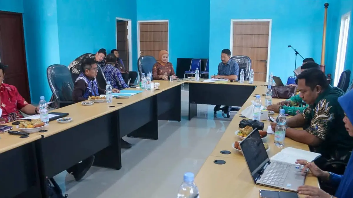 Yudiansyah bersama jajaran membahas percepatan penyusunan PKS antara Pemkab Seruyan dan Pemkab Banyuwangi. Jumat (11/9). (Diskominfosandi Seruyan)