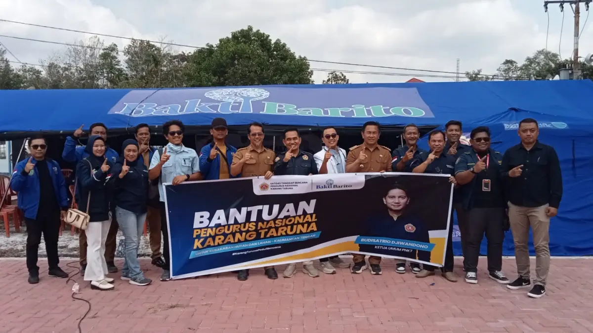 Asisten II Setda Sukanara Risqi Pratama berfoto bersama Pengurus Karang Taruna Provinsi dan kabupaten. (Fauziannur/Radar Sampit)