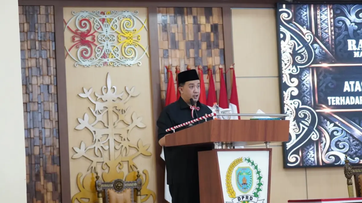 Bupati Lamandau Rizky Aditya Putra menanggapi pandangan umum Fraksi Golkar dalam rapat di gedung DPRD Lamandau.