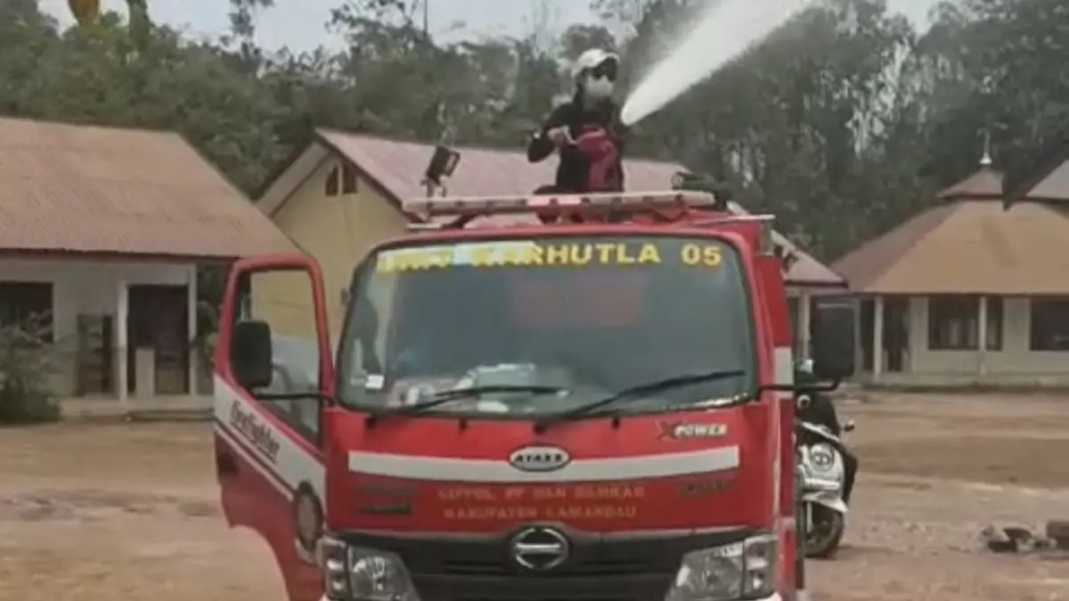 Damkar memadamkan api di pekarangan belakang SMPN 4 Bulik, Kabupaten Lamandau, Senin (14/9) sekitar pukul 11.40 WIB.