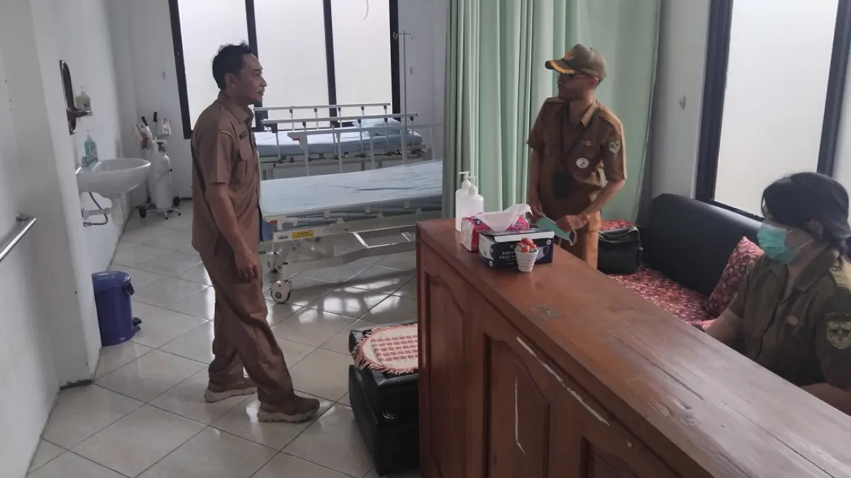 Direktur RSUD Kuala Kurun Heriyanto saat meninjau fasilitas ruang oksigen di rumah sakit itu, Senin (14/9).