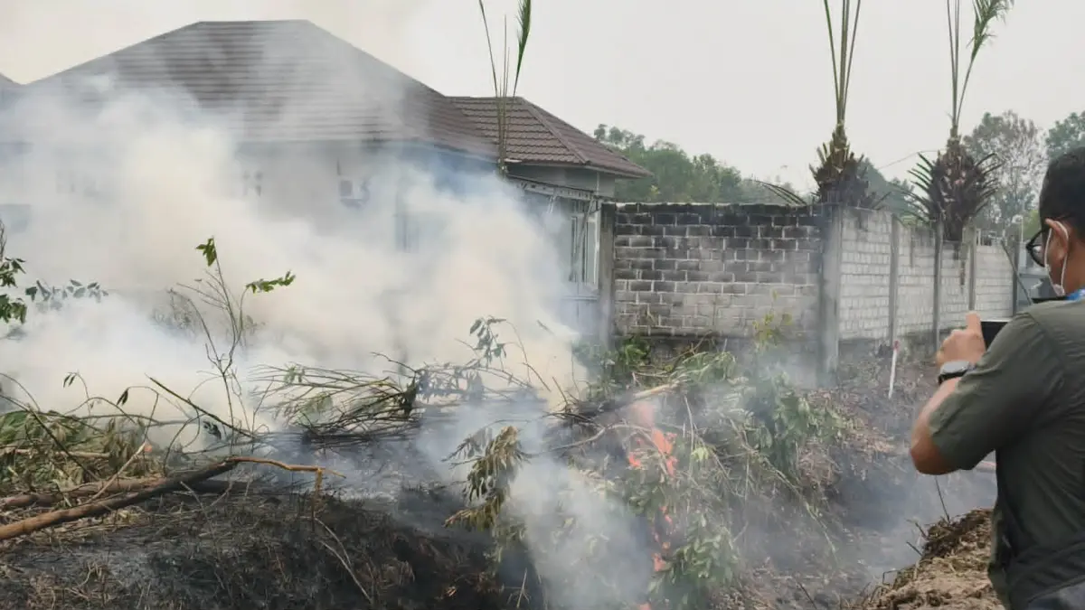 Kebakaran lahan di areal permukiman warga di Kota Palangka Raya, tepatnya di Jalan G Obos 21, Senin (14/9/2026).  (dodi/radarsampit)