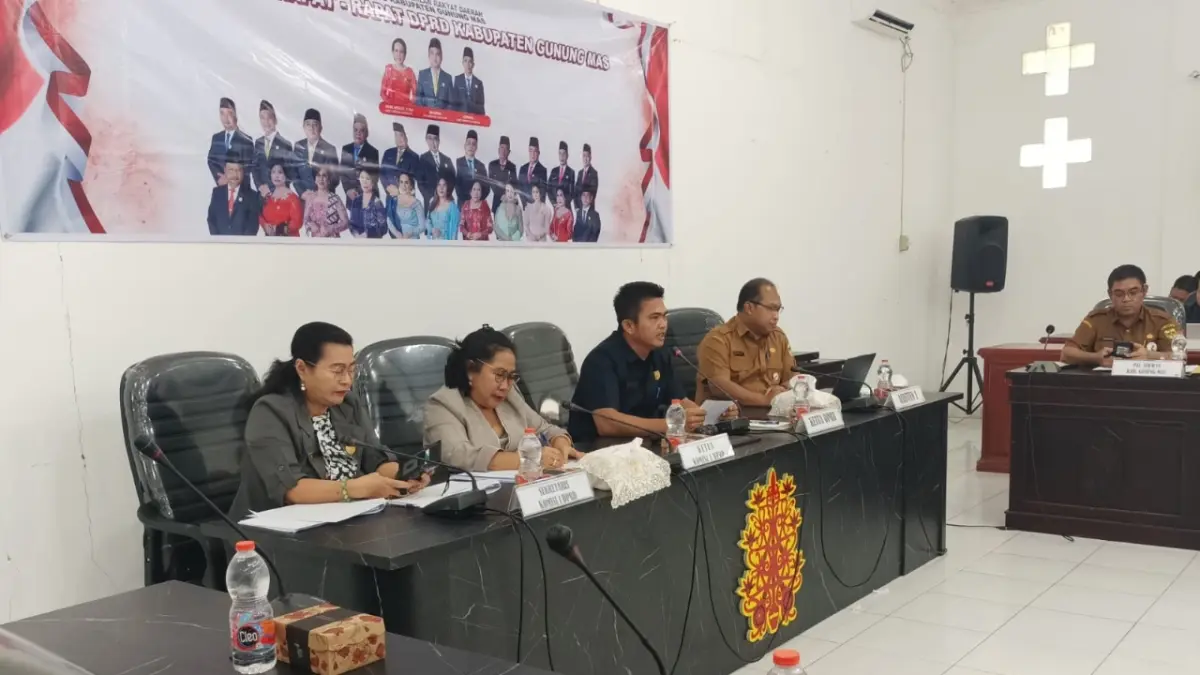 Ketua DPRD Kabupaten Gumas Binartha (tiga dari kanan) didampingi Ketua Komisi I Rusmila (dua dari kanan) dan Asisten I Setda Ruby Haris memimpin RDP persiapan pilkades serentak t2027, Senin (14/9).(istimewa/DPRD Gumas)