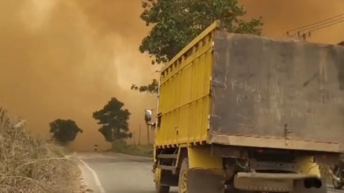 Kondisi asap di jalan penghubung Pangkalan Bun menuju Kotawaringin Lama, Kecamatan Arut Selatan, Kabupaten Kotawaringin Barat, Senin 14 September 2026.&nbsp;(Koko/Radar Sampit)