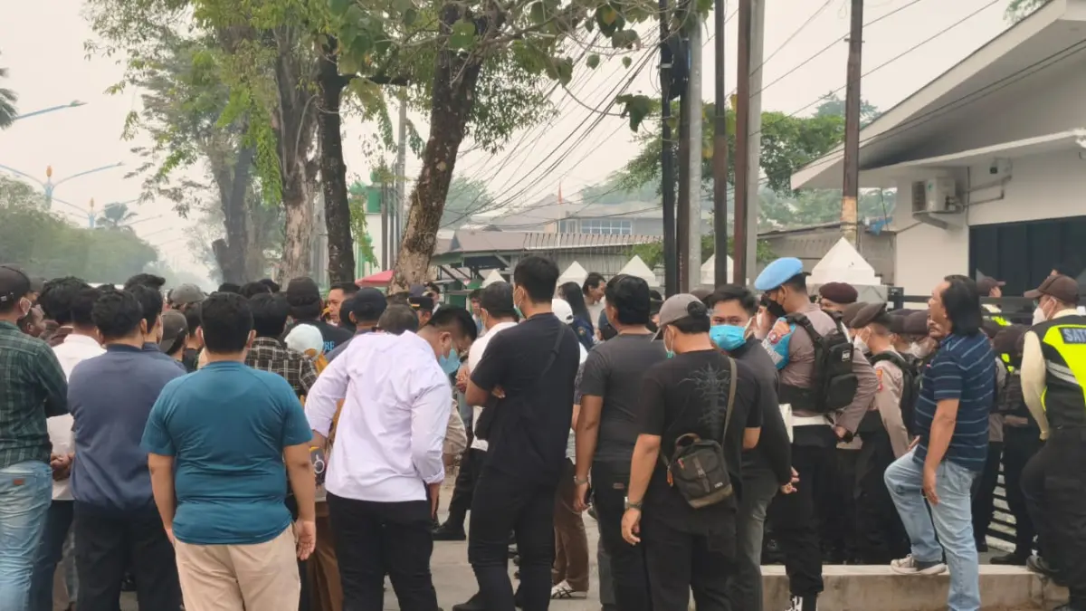 Massa gabungan menggelar unjuk rasa di depan kantor PT Pertamina Patra Niaga, Jalan RTA Milono, Senin (14/9/2026).