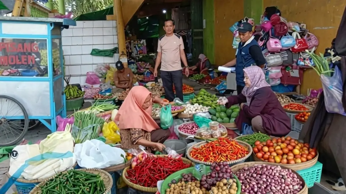 Muhammad Suhendra memantau harga di Pasar Tradisional Indra Sari, Kelurahan Baru, Kecamatan Arut Selatan, Kabupaten Kotawaringin Barat, belum lama ini. (ist)