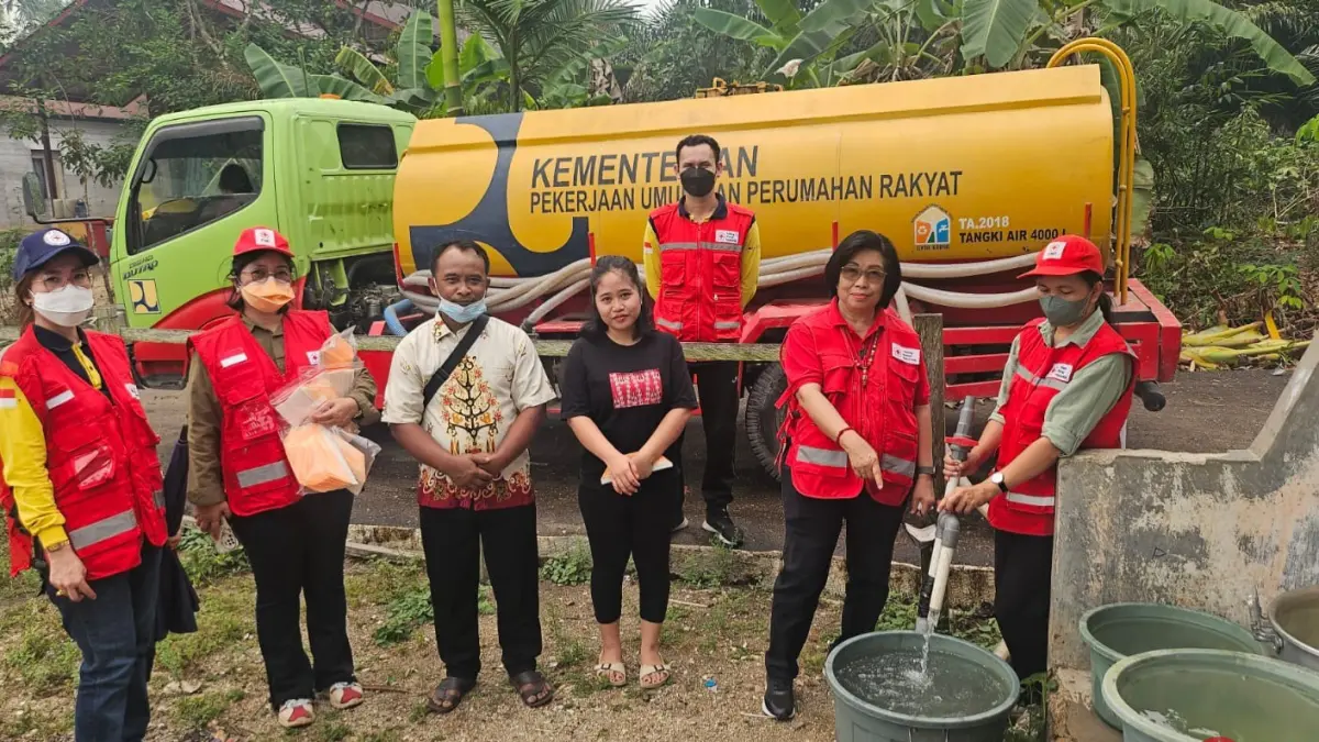 Palang Merah Indonesia (PMI) Kabupaten Gunung Mas menyalurkan bantuan air bersih kepada masyarakat Desa Batu Nyapau, Kecamatan Tewah. (Foto: PMI Gumas)