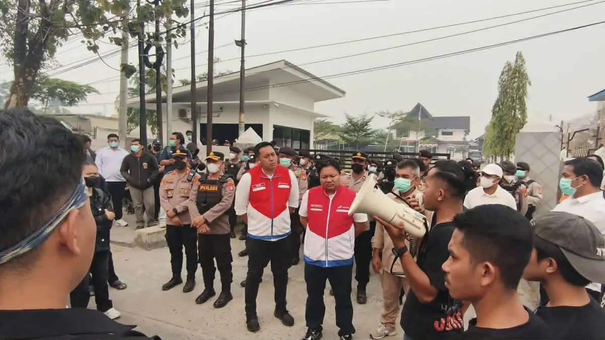 Para pendemo saat menyampaikan tuntutan mereka di depan Kantor Pertamina Area Retail Kalteng di Jalan RTA Milono, Palangka Raya, Senin (14/9).(dodi/radarsampit)