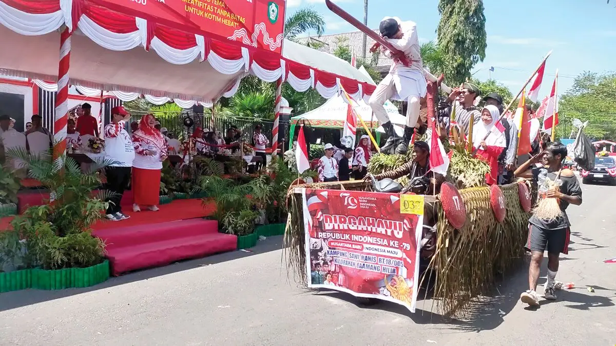 PAWAI: Salah satu peserta pawai pembangunan di Kabupaten Kotim. FOTO: DOK.YUNI/RADAR SAMPIT