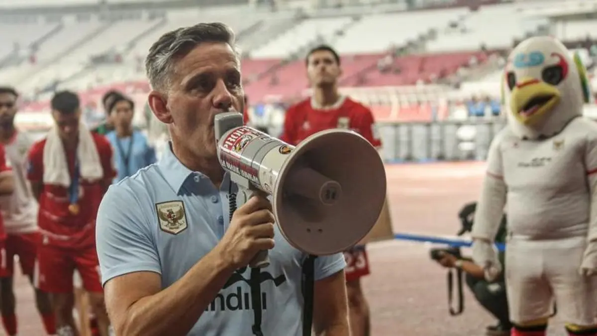 Pelatih Timnas Indonesia, John Herdman saat menyapa supporter dalam salah satu laga. (net)