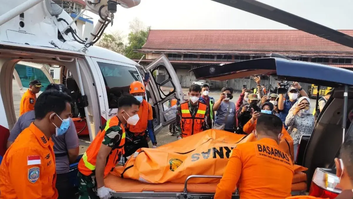 Petugas Basarnas memindahkan satu jenazah korban kecelakaan KM Virgo Transport 8 yang dievakuasi oleh helikopter Polri pada Senin (14/9/2026). ANTARA