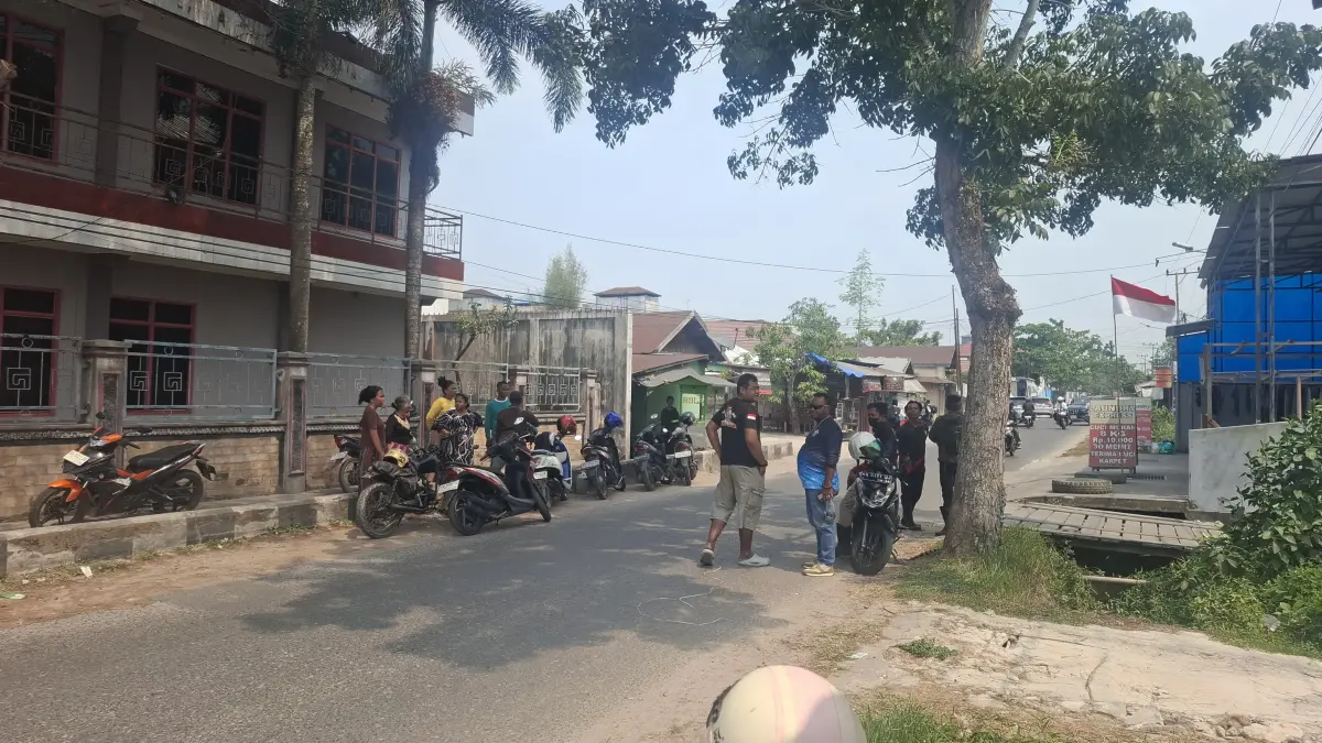 RAMAI: Puluhan warga saat memadati lokasi penemuan mayat di Jalan Suprapto Selatan, Sampit, Senin (14/9) siang.FAHRY/RADAR SAMPIT