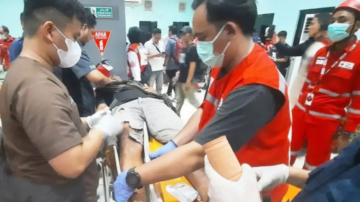 Salah satu penumpang selamat Kapal Virgo Transport 8 mendapatkan perawatan medis di Pelabuhan Trisakti Banjarmasin, Minggu (13/9/2026) malam. (ANTARA)