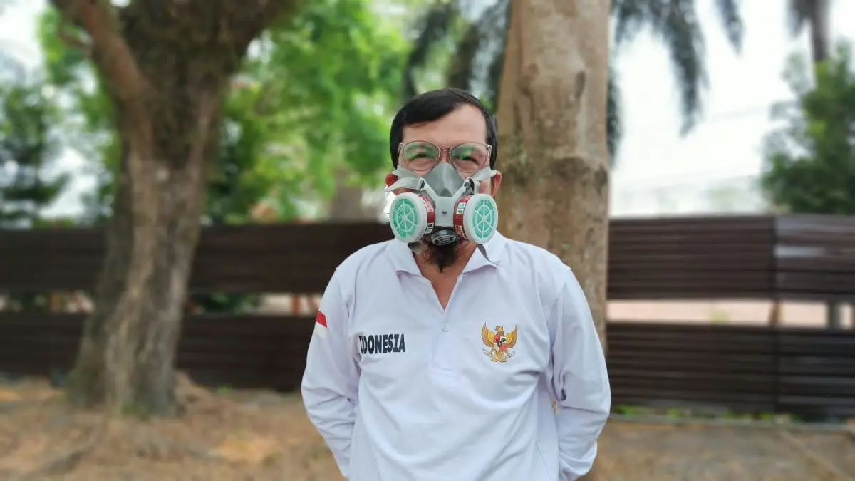 Seorang warga di Palangka Raya saat menggunakan masker sebagai perlindungan dari paparan asap karhutla.(istimewa)