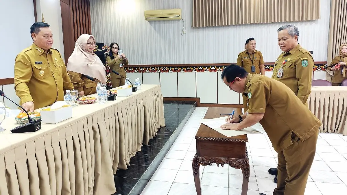 SERTIJAB: JPT Pratama dan Camat melakukan serah terima jabatan (sertijab) di lingkungan Pemkab Kotim dan Setda Kotim, Senin (14/9/2026). FOTO: YUNI/RADAR SAMPIT