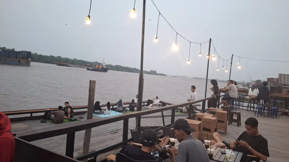 Warga saat nongkrong di salah satu cafe yang ada di tepian Sungai Mentaya, Sampit, ketika sore hari menjelang senja, baru-baru tadi. (brima/radarsampit)