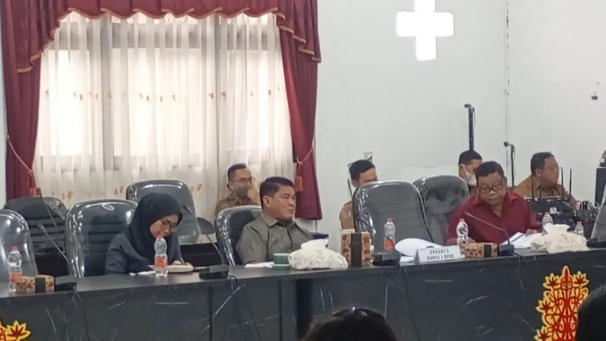 Anggota DPRD Kabupaten Gumas Yulius Agau (dua dari kiri) ketika mengikuti RDP yang membahas terkait persiapan pilkades serentak tahun 2027, di ruang rapat komisi DPRD setempat, Senin (14/9).(istimewa)