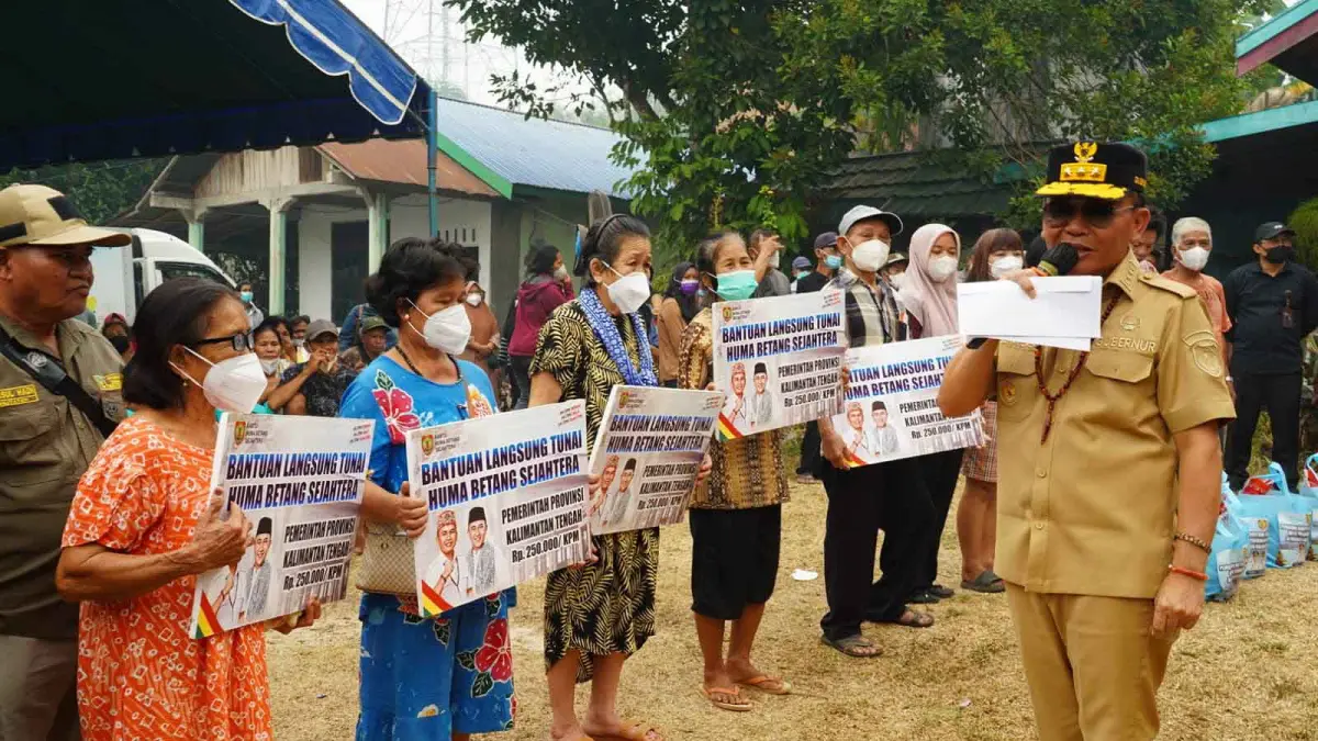 Gubernur Kalteng  Agustiar Sabran saat mengantarkan bantuan bagi warga di kawasan Petuk Katimpun, Palangka Raya, Selasa (15/9).(dodi/radarsampit)