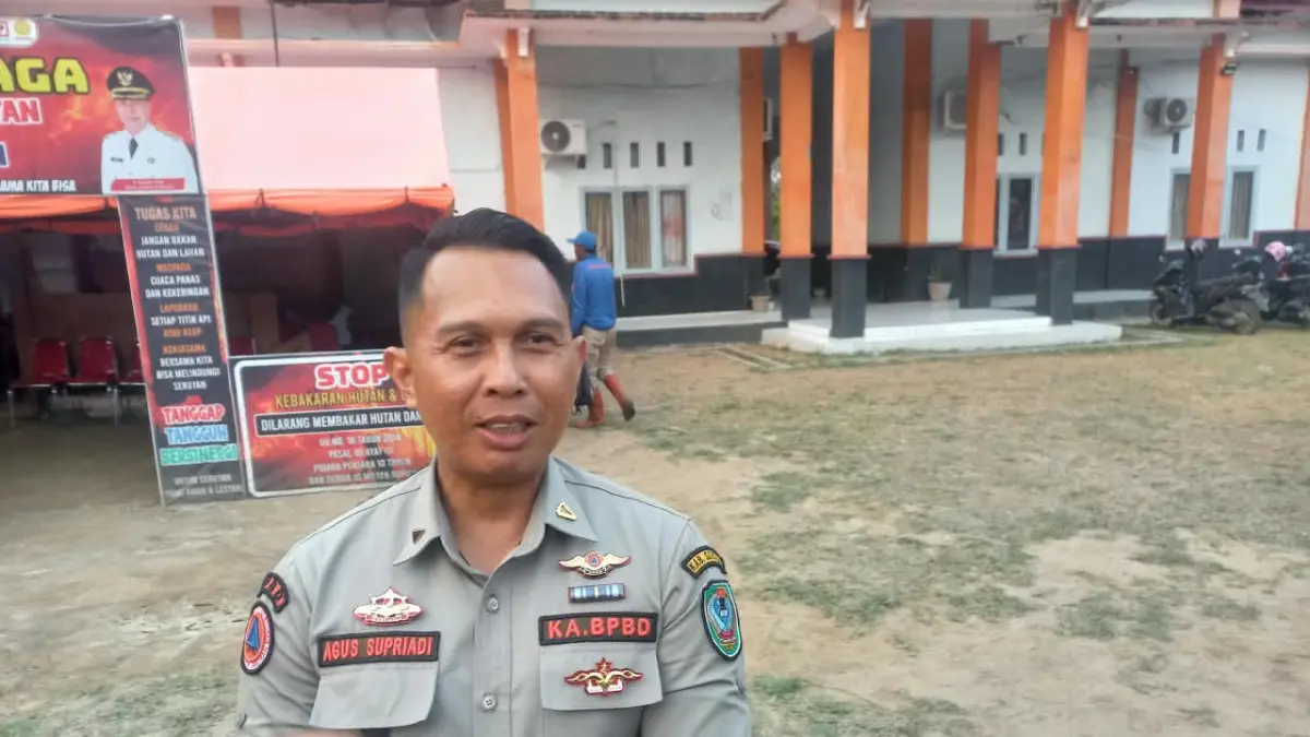 KARHUTLA: Kalaksa BPBD Seruyan, Agus Supriadi saat ditemui di Posko Siaga Karhutla, Selasa (15/9). (RIFANI/RADAR SAMPIT)