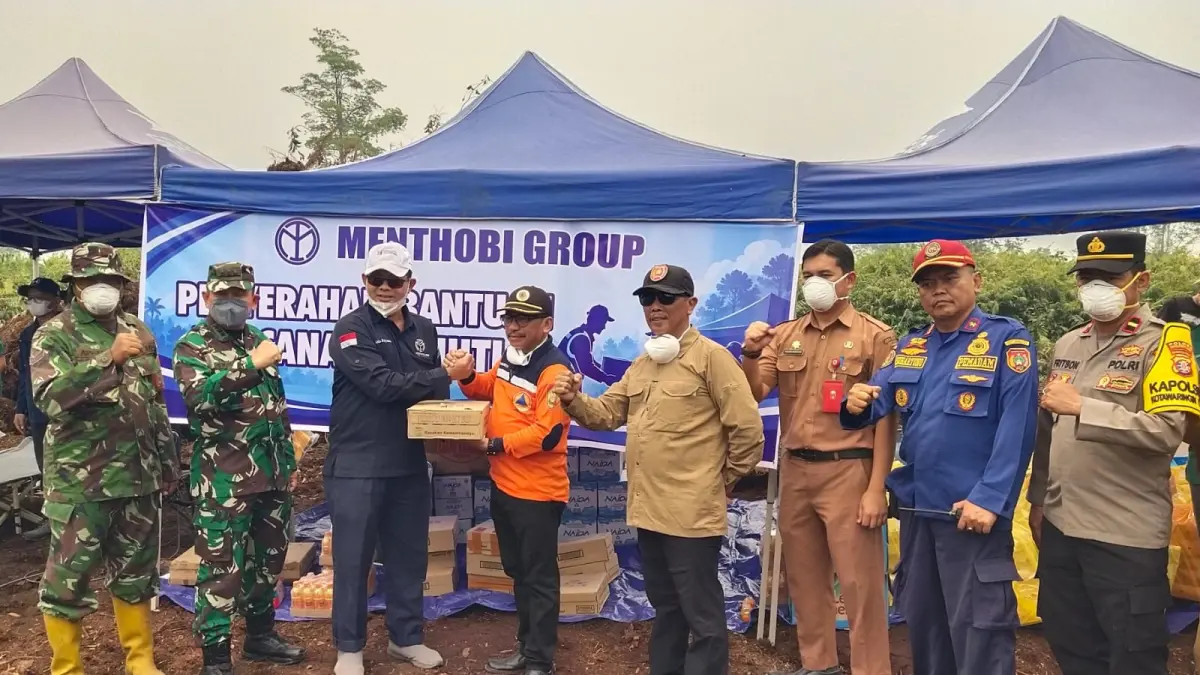 PT Menthobi Group menyalurkan bantuan makanan dan obat-obatan kepada relawan Karhutla melalui satgas penaggulangan Karhutla Kotawaringin Barat. (Istimewa)