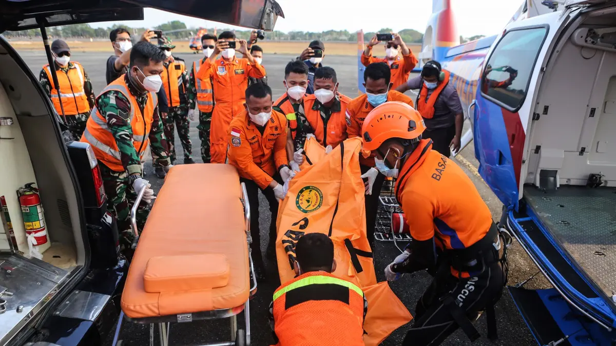 Petugas gabungan memindahkan kantong jenazah korban Kapal Motor Penumpang (KMP) Virgo Transport 8 dari helikopter ke mobil untuk dibawa ke RS Bhayangkara di Lanud Sjamsudin Noor, Banjarbaru, Kalimantan Selatan, Senin (14/9/2026). Tim SAR gabungan yang terdiri atas Basarnas, Polri, dan TNI AU mengevakuasi satu korban luka dan satu jenazah korban KMP Virgo Transport 8 melalui jalur udara. ANTARA FOTO/Asprilla Dwi Adha/tom.
